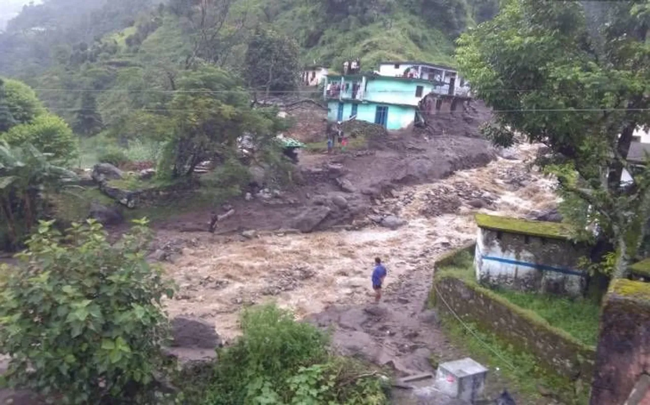 चमोली में बादल फटने से आई बाढ़ में बहे दो मकान, 3 घर हुए क्षतिग्रस्त