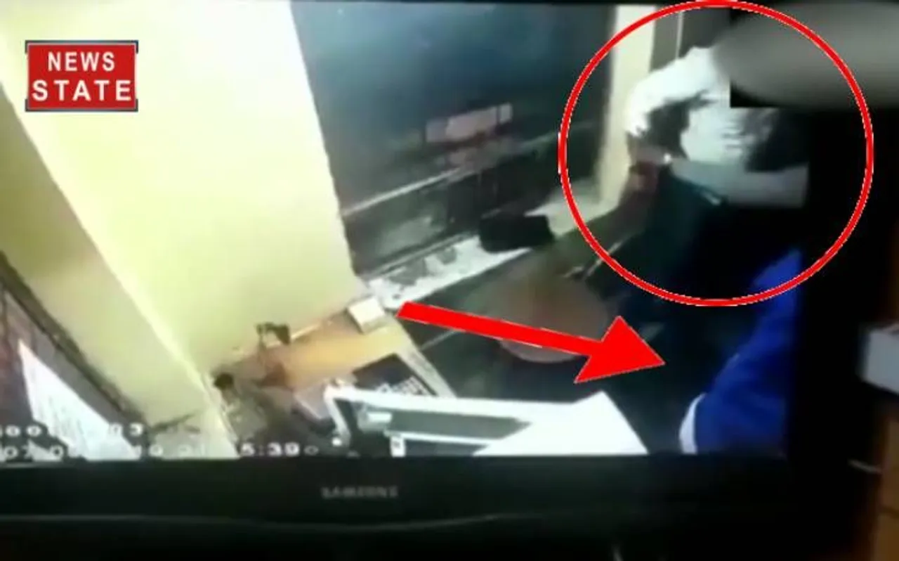 इंदौर के टोल प्लाजा पर गुंडागर्दी, पैसे मांगने पर कर्मचारी को जमकर पीटा गया, देखें VIDEO