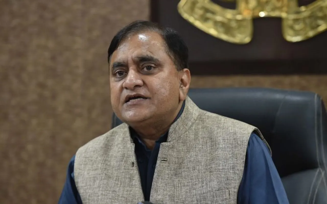 UP में डीजीपी ने बिना हेलमेट वालों का कटवाया चालान