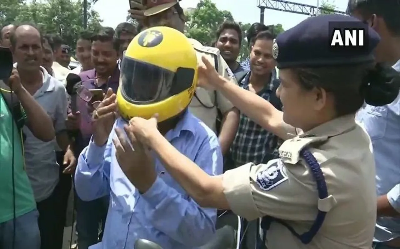 यहां चालान काटने के बजाए पुलिस दे रही हेलमेट, ट्रैफिक रूल्‍स फॉलो करने वालों को Thank you कार्ड