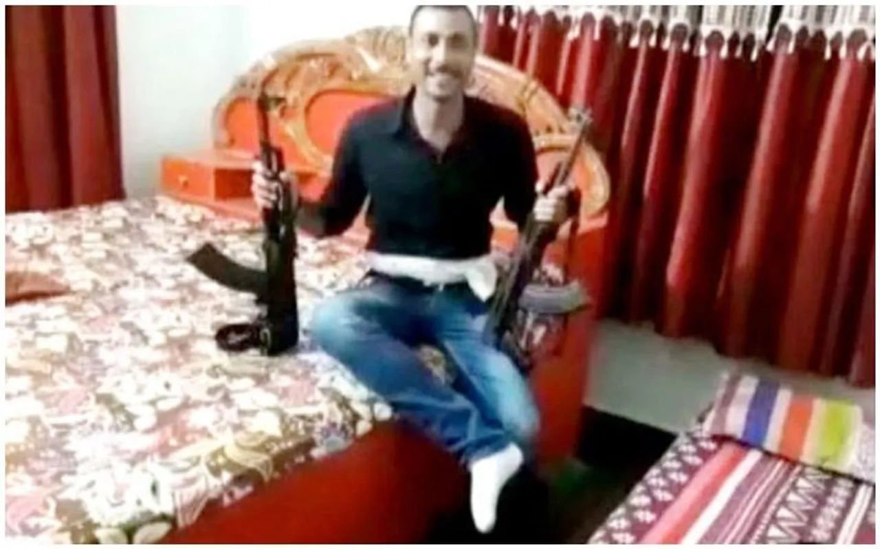 AK-47 के साथ युवक का वीडियो हुआ वायरल, अब पुलिस उगलवाएगी सच