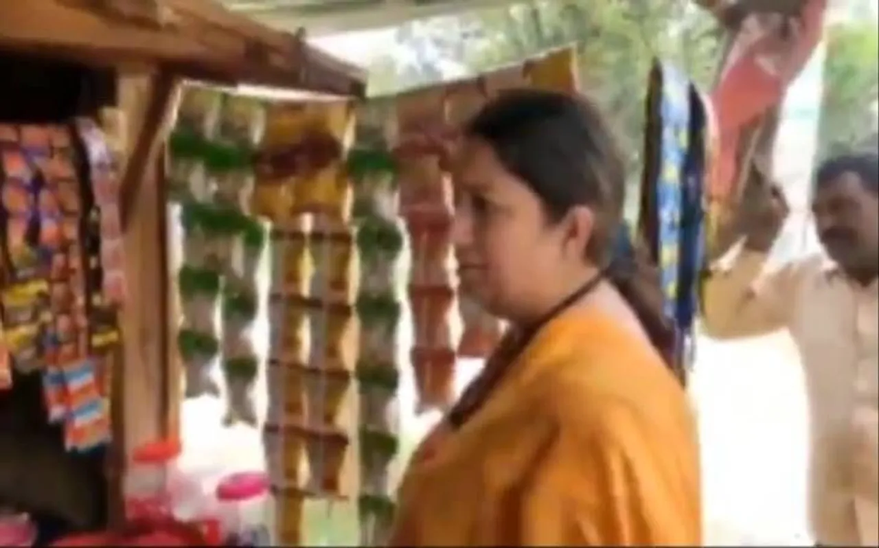 चिप्स का पैकेट खरीदने दुकान पर पहुंचीं स्मृति ईरानी, दुकानदार को दी ऐसी नसीहत