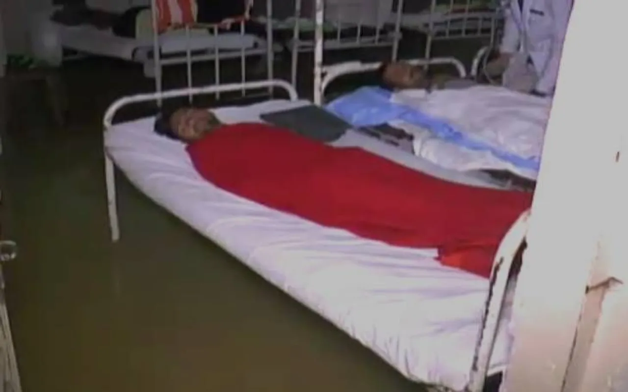 मध्य प्रदेश का सबसे बड़ा अस्पताल बना तालाब, वार्डों में भरा पानी घुटनों तक पानी