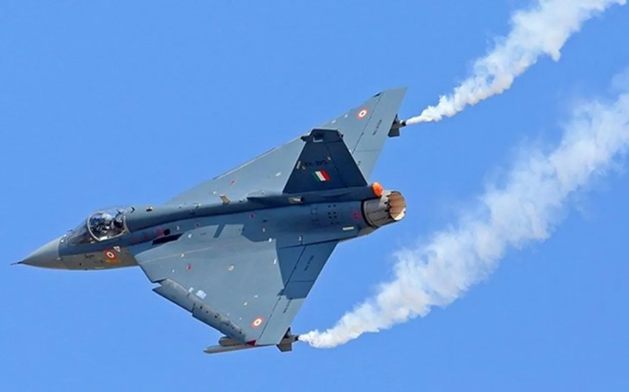 अब और शक्तिशाली होगी इंडियन नेवी, LCA के विमानों का कम जगह में लैंडिंग का सफल परीक्षण