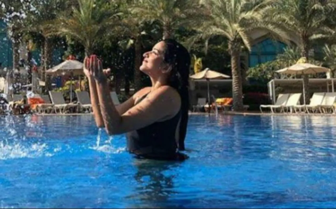 सागर किनारे हॉट बिकिनी में नजर आईं मोनालिसा, देखें उनकी Sizzling अदाएं