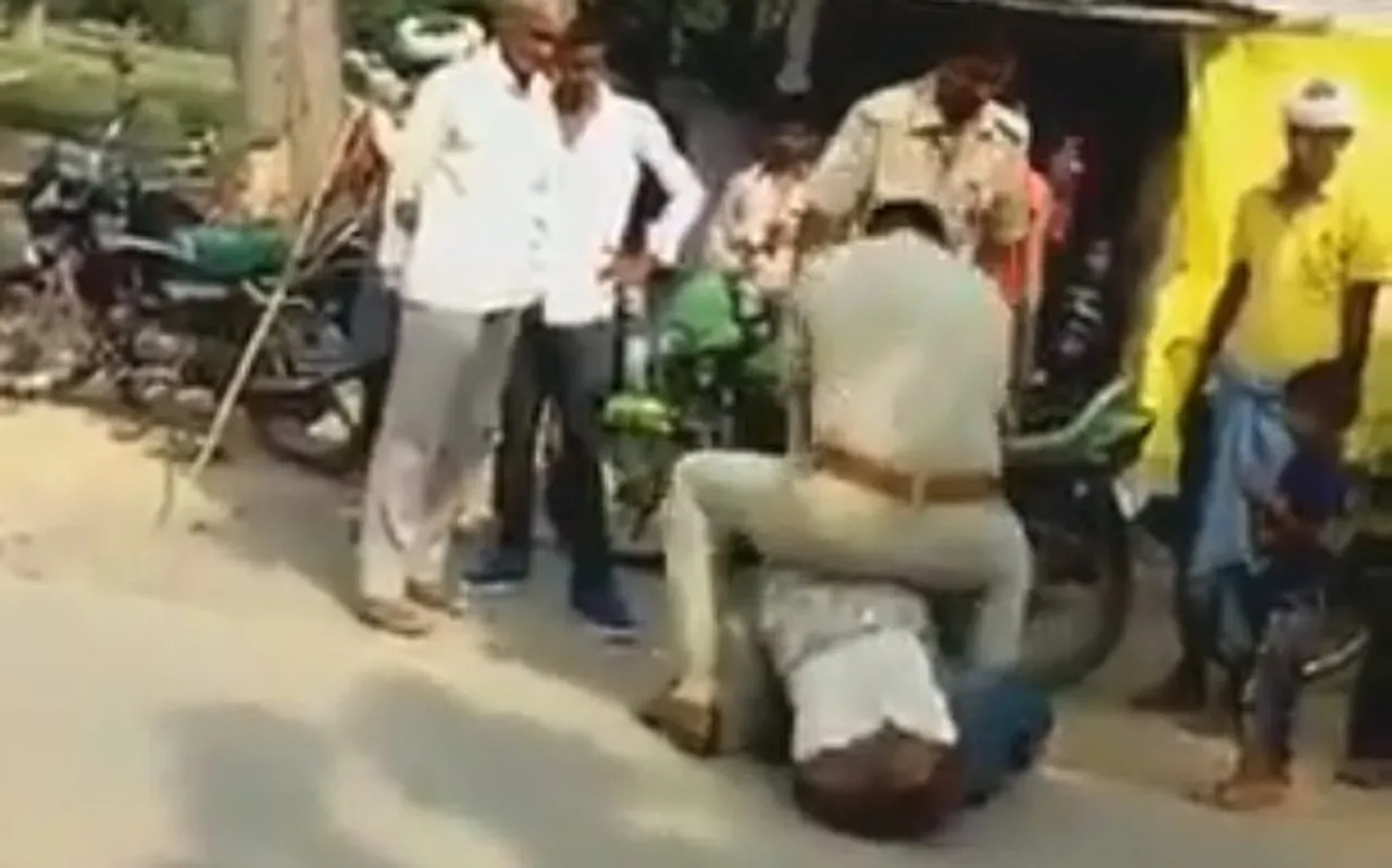 VIDEO : 'मेरे पापा को छोड़ दो', 4 साल का बच्‍चा गुहार लगाता रहा, जल्‍लाद पुलिसवाले 'आतंकियों' की तरह मारते रहे