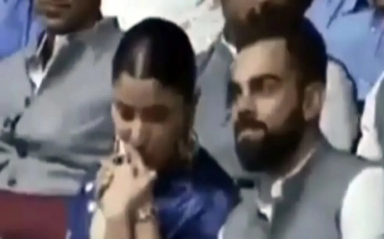 टीम इंडिया के सामने अनुष्का ने किया विराट कोहली को Kiss, अब वीडियो हुआ वायरल