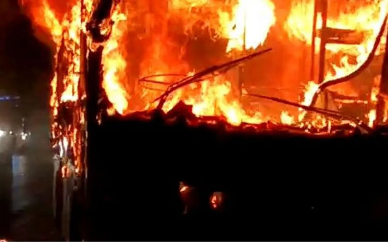 यादगिर से बेंगलुरु जा रही बस में लगी भीषण आग, 30 यात्री झुलसे
