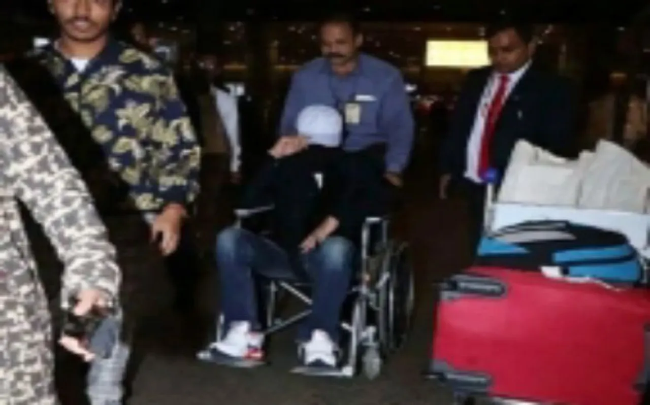 मुंबई एयरपोर्ट पर व्हीलचेयर में दिखे इरफान खान, जानें फिर यूजर्स ने क्या कहा