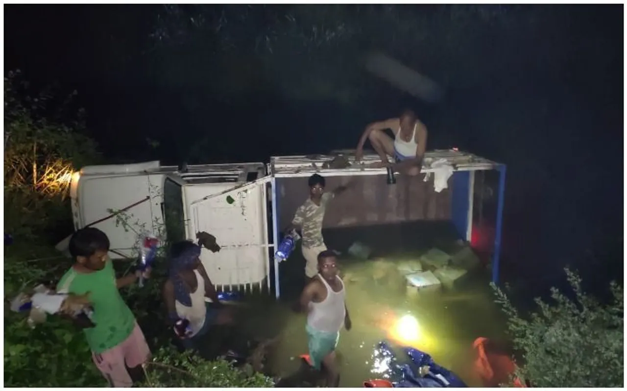 पुलिस से भाग रहा पिकअप ड्राइवर गाड़ी समेत गिरा खाई में,  2000 से ज्यादा बोतले हुईं बरामद