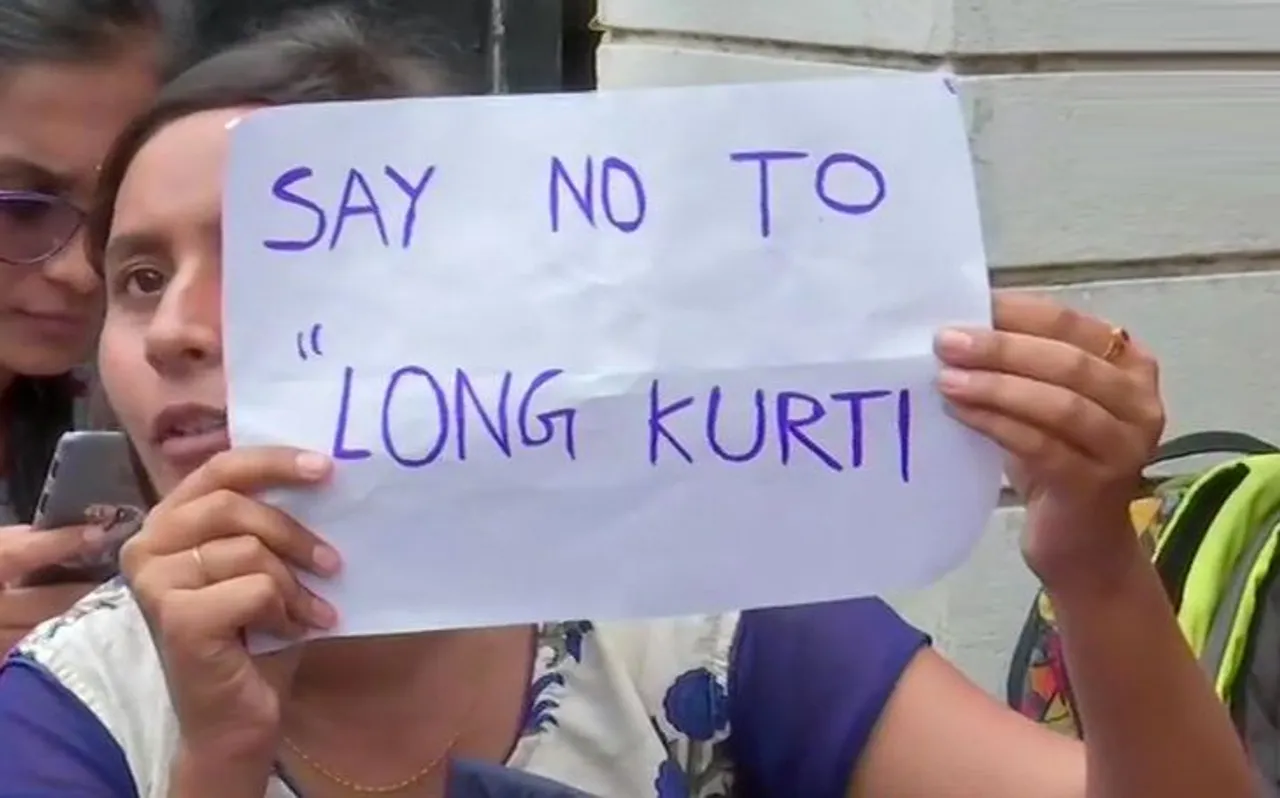 Say No To Long Kurti, कॉलेज में छात्राओं ने लहराए पोस्‍टर