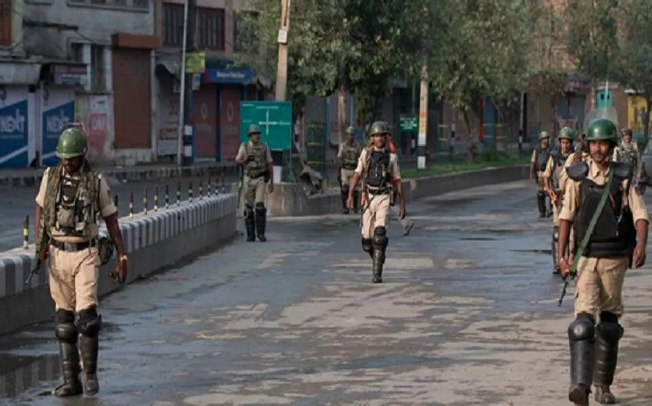 कश्मीर में धारा 370 खत्म करने पर फैसला आज, सुप्रीम कोर्ट करेगा 8 याचिकाओं पर सुनवाई