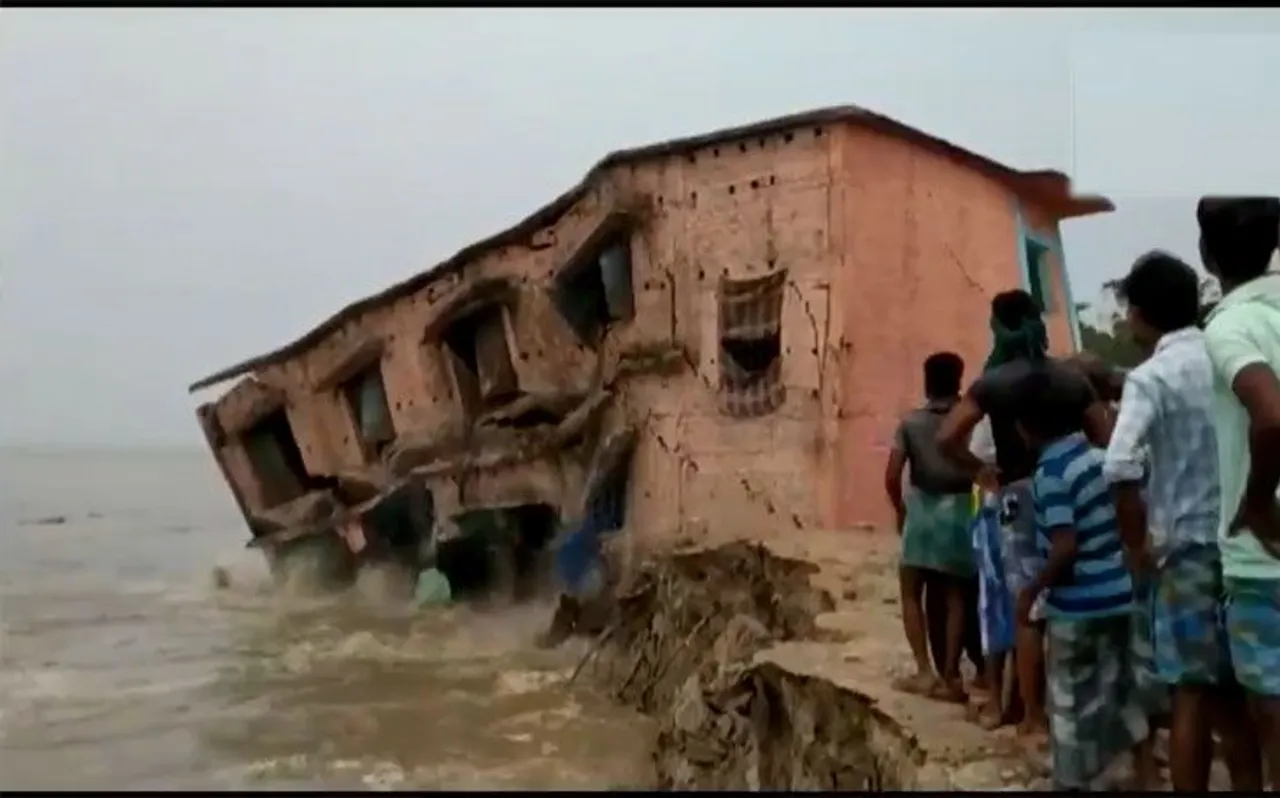 बाढ़ में तिनके की तरह बह गया बच्चों का स्कूल, VIDEO में देखें सैलाब का कहर
