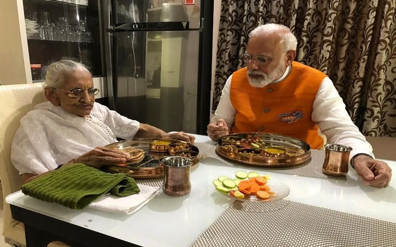 Happy Birthday PM: इन मौकों पर मां का आशीर्वाद लेना नहीं भूले पीएम नरेंद्र मोदी