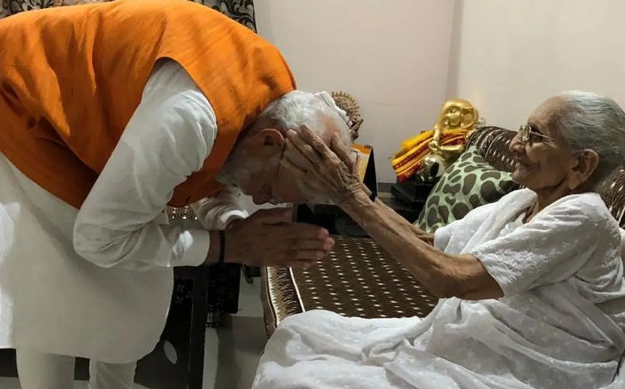 गांधीनगर में मां से मिले पीएम नरेंद्र मोदी, जन्मदिन पर लिया आशीर्वाद; देखें Photo