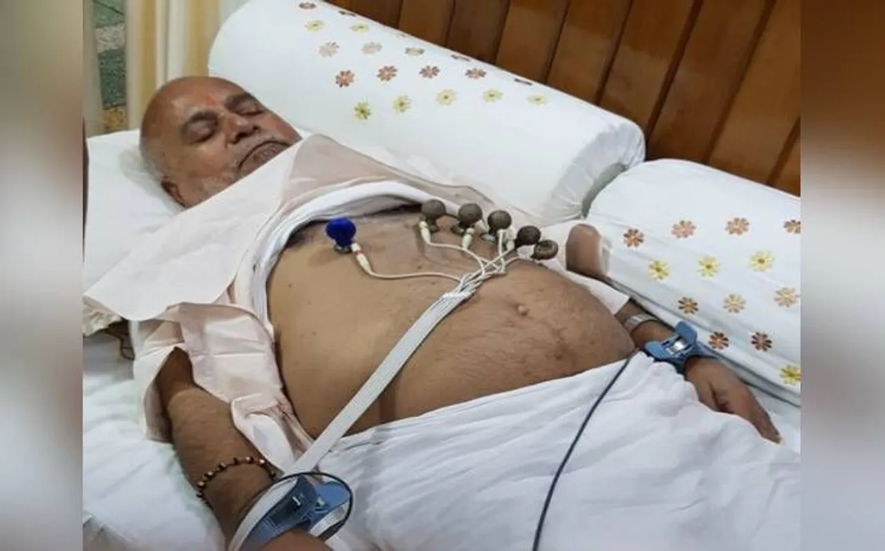 इधर बिगड़ी स्वामी चिन्मयानंद की तबीयत, उधर लटक रही है गिरफ्तारी की तलवार