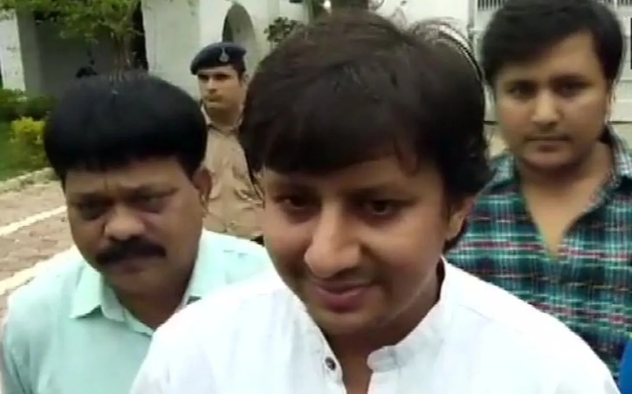 'नायक नहीं खलनायक है तू' गीत पर खूब थिरके कैलाश विजयवर्गीय के बेटे आकाश विजयवर्गीय, देखें VIRAL VIDEO