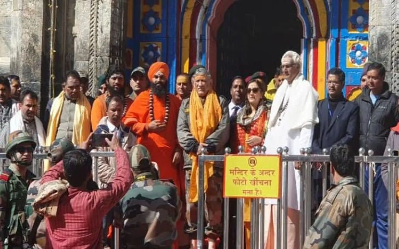 सेना प्रमुख जनरल बिपिन रावत ने किए बाबा केदारनाथ के दर्शन, पत्नी मधुलिका रावत भी रहीं साथ