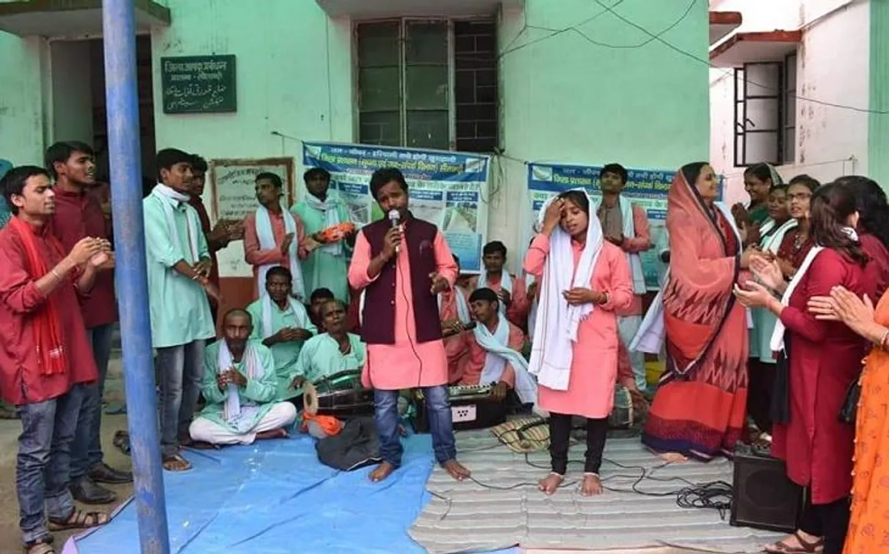 सीतामढ़ी में कला जत्था की टीम नुक्कड़ नाटक के जरिए दलितों को कर रहे जागरूक