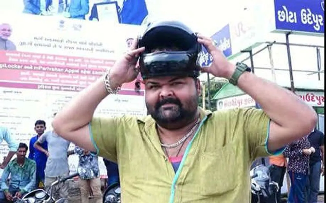 बिना हेलमेट बाइक चलाने वाले इस शख्स का नहीं कटता चालान, जानिए क्या है वजह