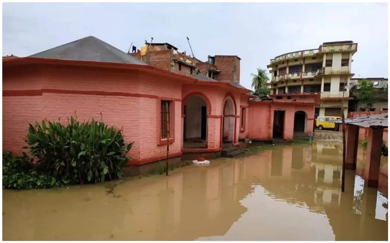 लगातार हो रही बारिश से स्कूलों में भरा पानी, टीचर और बच्चे घुटने तक पानी में आने को मजबूर