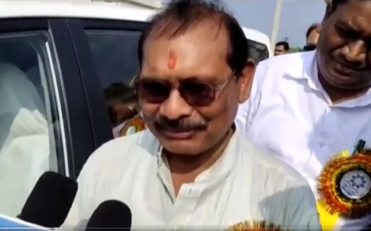 ट्रेन से चोरी हुआ बैग नहीं मिला तो बोले मंत्री, 'मोदी जी ने बैग चोरी करवाया है'