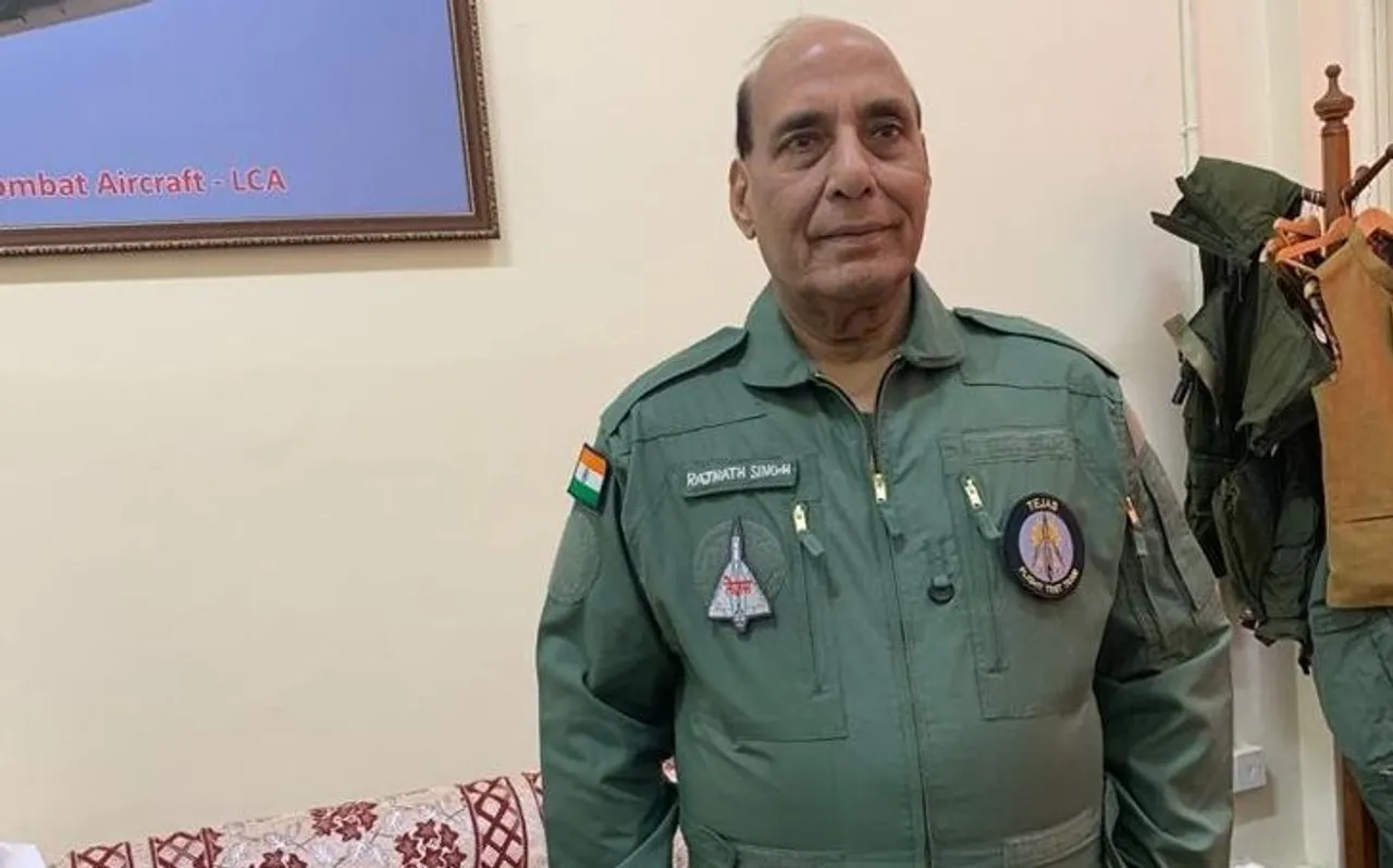 आधे घंटे तक Tejas लड़ाकू विमान में उड़ान भरने के बाद वापस लौटे रक्षा मंत्री राजनाथ सिंह