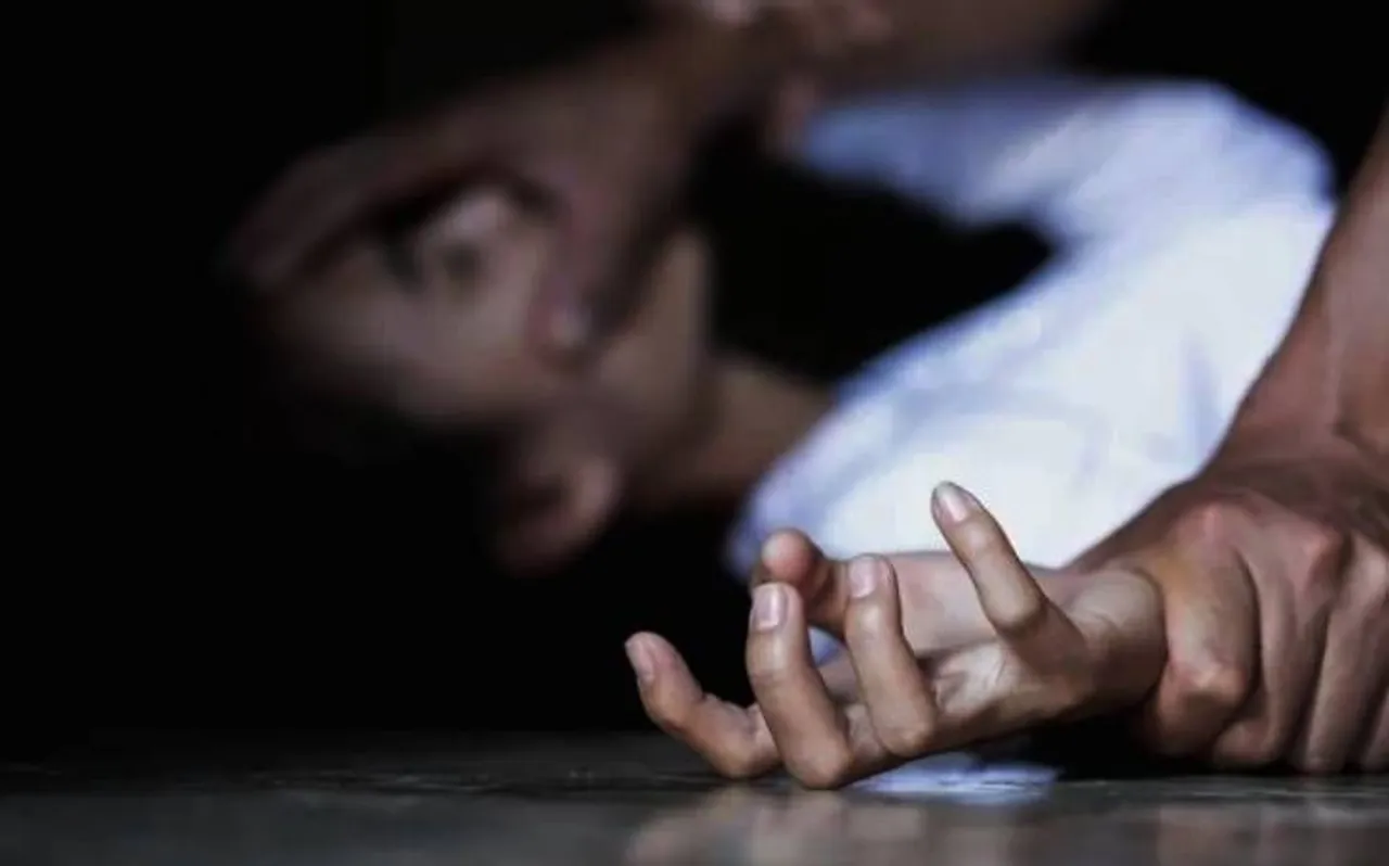 सैलरी लेने गई महिला को ठेकेदार ने चंद पैसों के लिए बेच दिया, फिर जो हुआ वो...