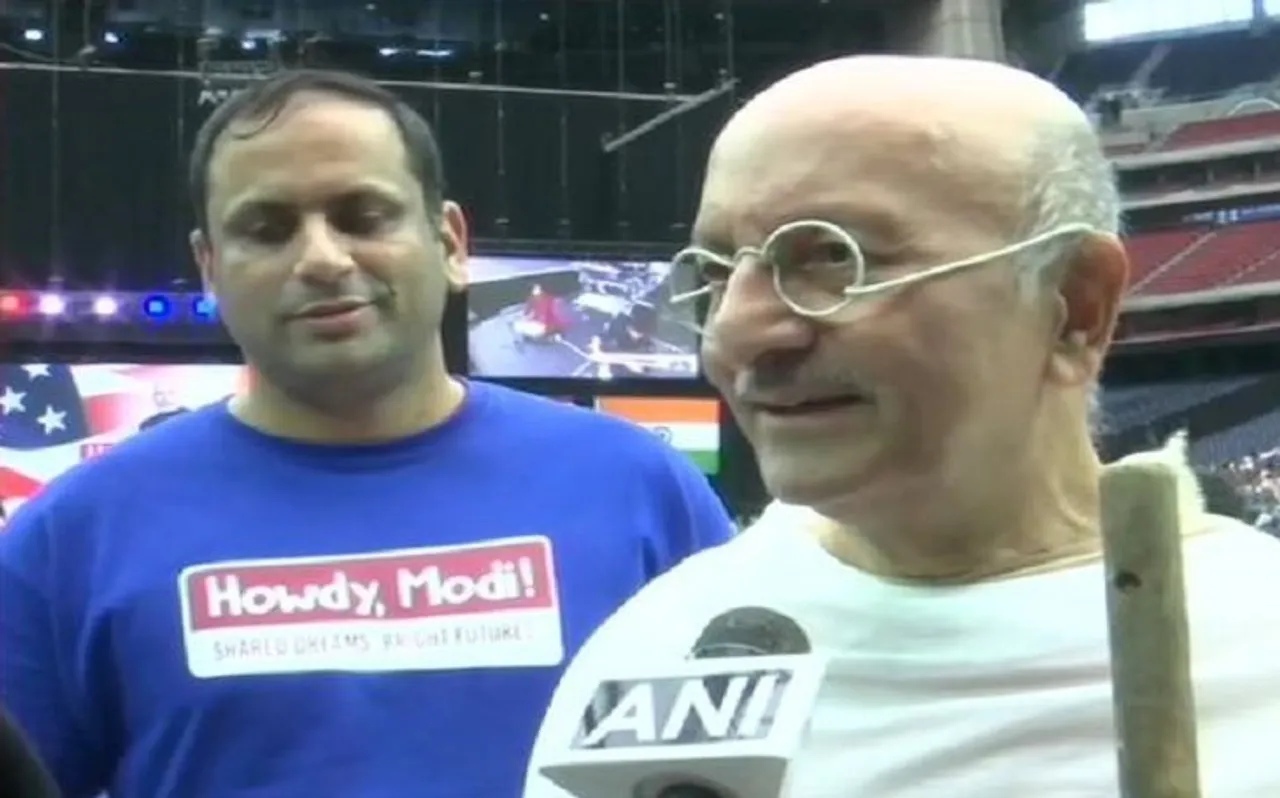 गांधी के ड्रेस में NRG स्टेडियम पहुंचे रमेश मोदी, कहा- मोदी और गांधी एक ही हैं