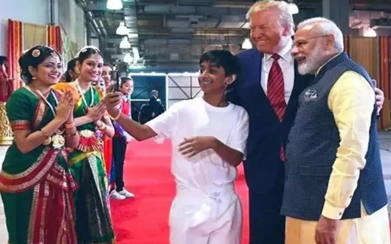 डोनाल्ड ट्रंप और नरेंद्र मोदी के साथ सेल्फी लेने वाला लड़का बना इंटरनेट की नई सनसनी