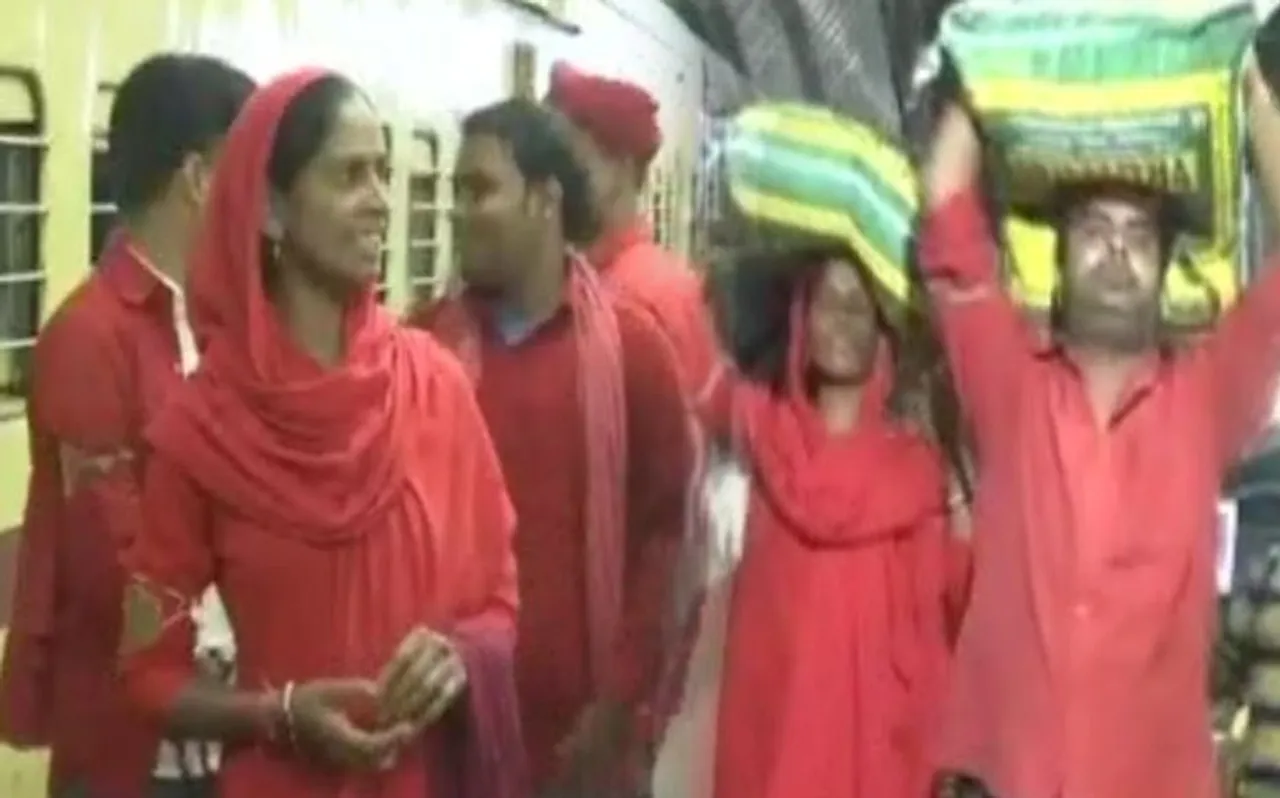 भोपाल की पहली महिला कुली, जिनकी पहचान है बिल्ला नंबर 13