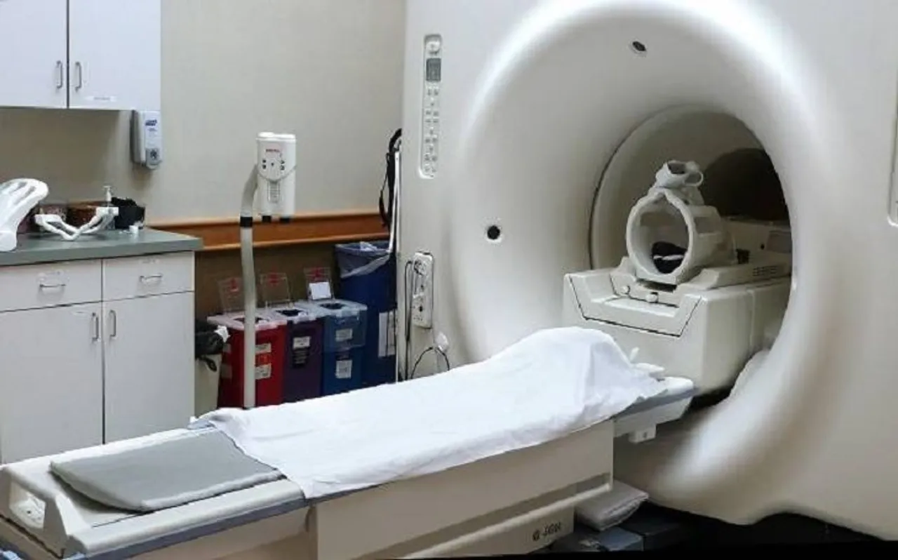 सामने आई अस्पताल की बड़ी लापरवाही, बुजर्ग को MRI मशीन में डालकर भूलें टेक्नीशियन