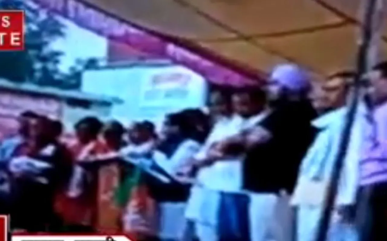 कमलनाथ पर बीजेपी साध रही थी निशाना, तभी गिर गया मंच, देखें VIDEO