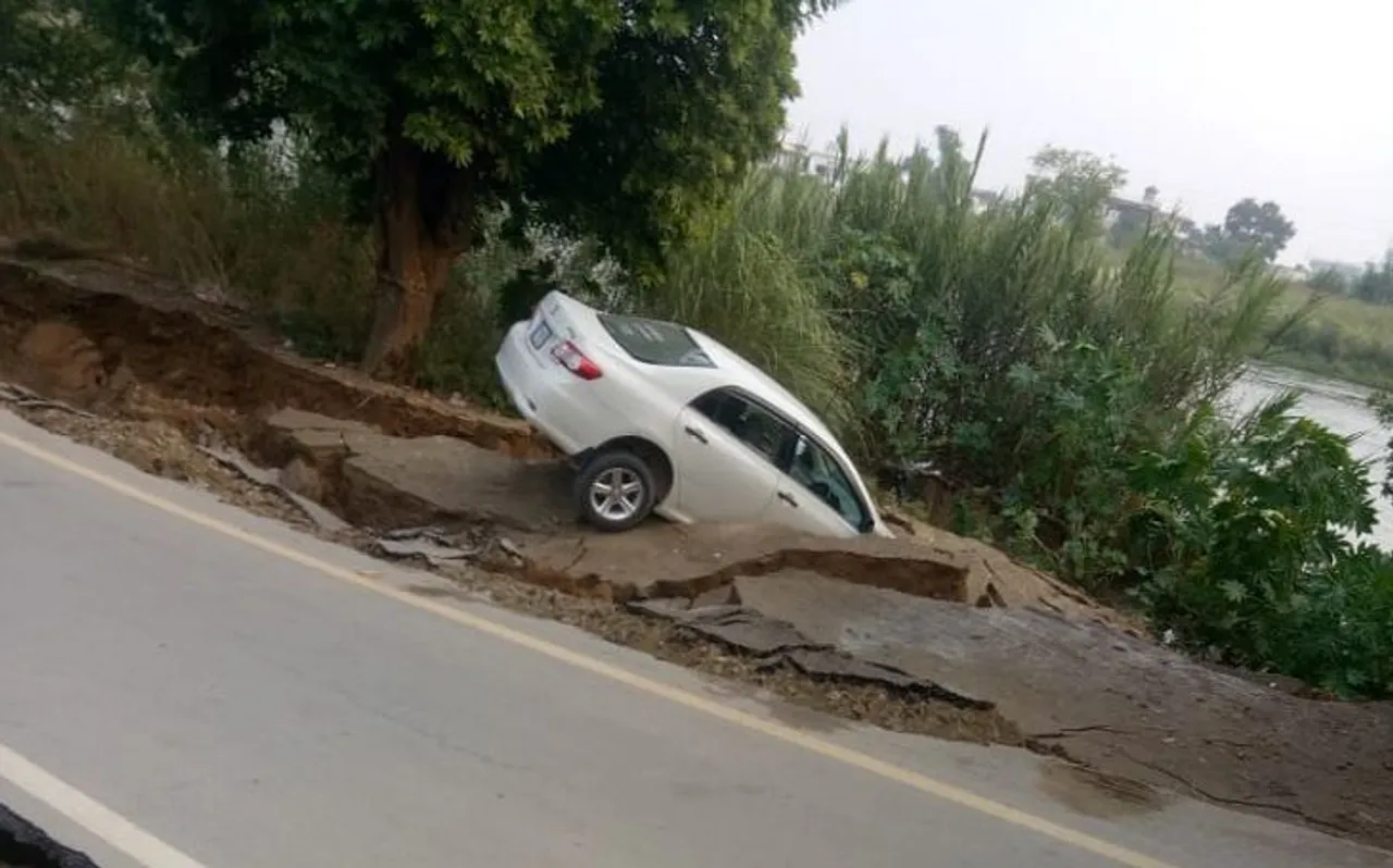 पाकिस्‍तान अधिकृत कश्‍मीर में भूकंप ने मचाई तबाही, सड़कों में समा गई कारें, देखें Video