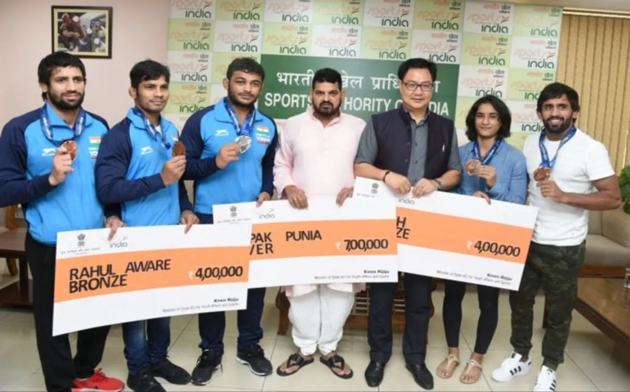 बॉक्सरों के बाद अब पहलवानों को भी मिला लाखों रुपये का नकद पुरस्कार