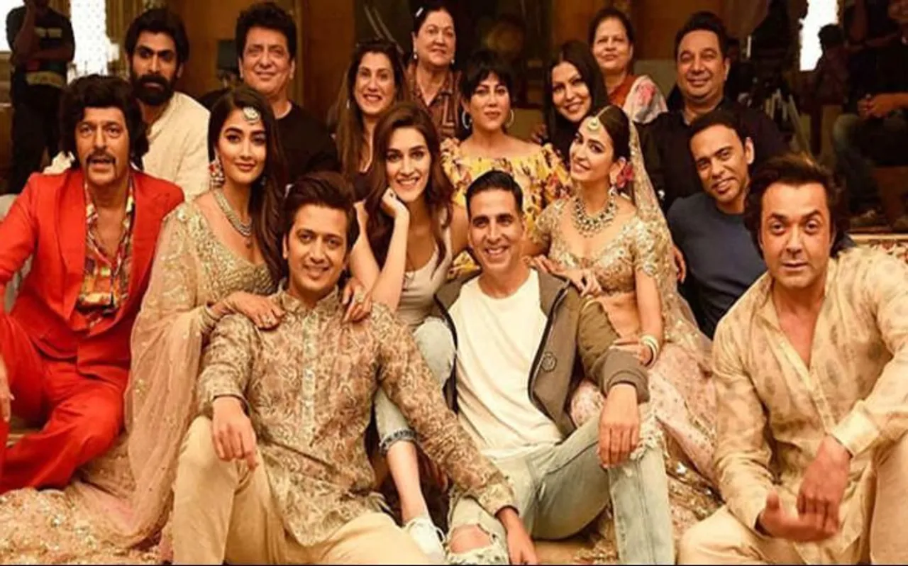 अक्षय कुमार ने किया वादा, आज हर घंटे नजर आएगा Housefull 4 का एक नया पोस्टर