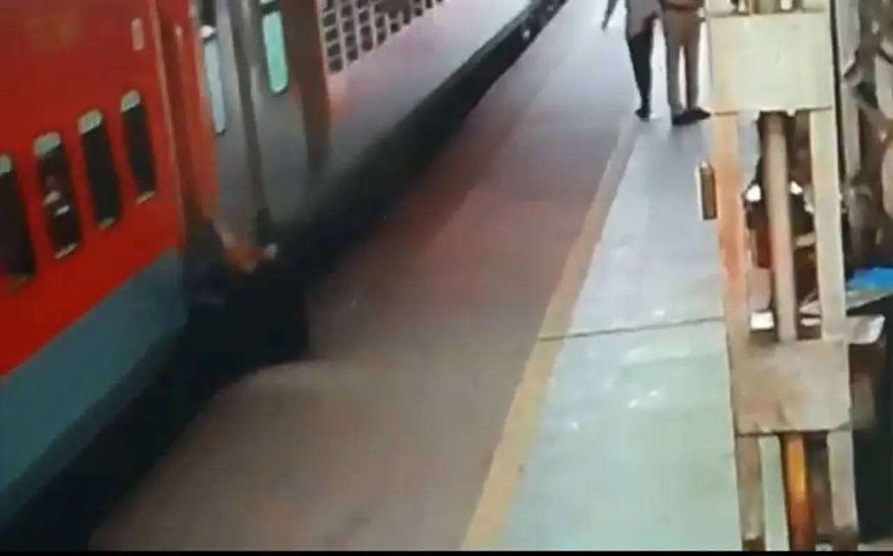 RPF के जवानों ने चलती ट्रेन से गिर रहे शख्स को ऐसे बचाया, देखें VIDEO