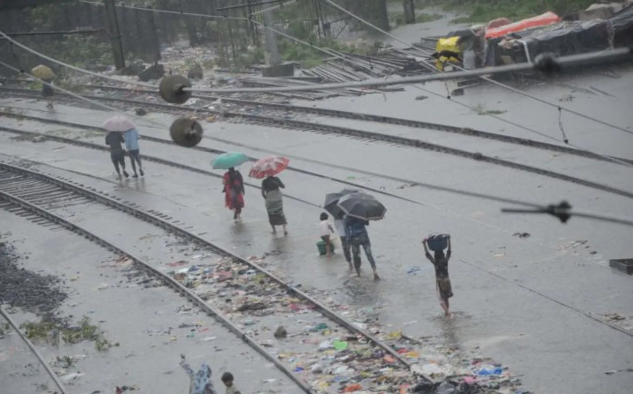 बिहार में बारिश, बाढ़ से ट्रेनों का परिचालन प्रभावित