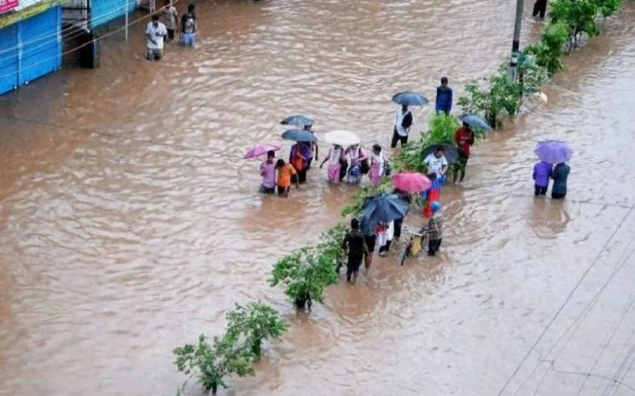 भारी बारिश से कई राज्यों में तबाही , उत्तर प्रदेश में 79 लोगों की मौत