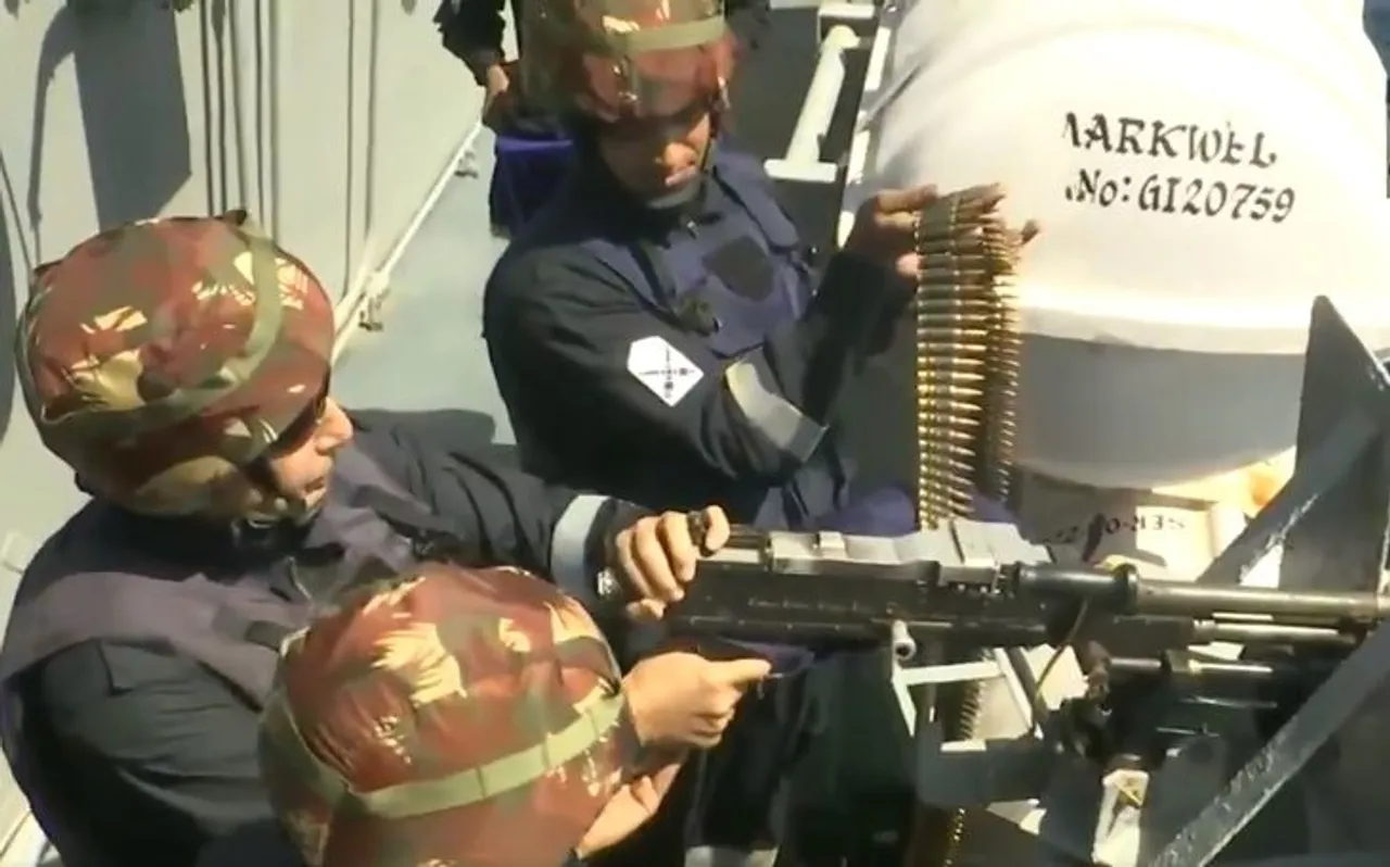 VIDEO: राजनाथ सिंह का सोल्जर अवतार, INS विक्रमादित्‍य पर थामी मशीन गन और बरसा दीं गोलियां