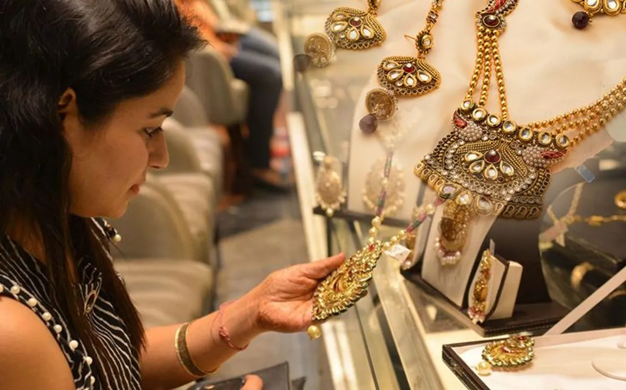 Gold Price Today 1 Oct: लुढ़क गए सोना-चांदी, मौजूदा भाव पर क्या करें ट्रेडर्स, देखें टॉप ट्रेडिंग कॉल्स
