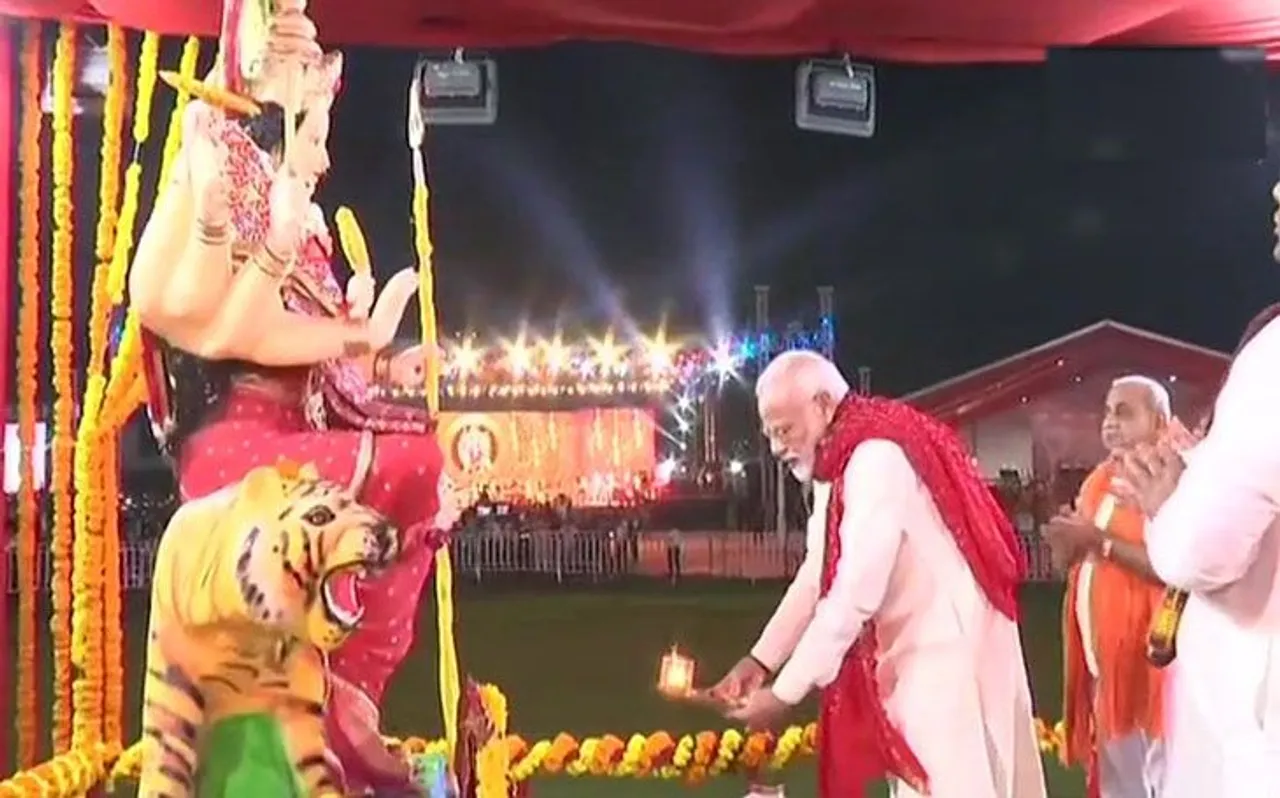 पीएम नरेंद्र मोदी ने अहमदाबाद में गरबा का लिया आनंद, देखें Photos और Video