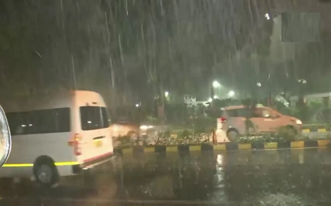 दिल्ली के कई इलाकों में झमाझम बारिश, 2 घंटों तक अलर्ट, IGIA पर परिचालन स्थगित