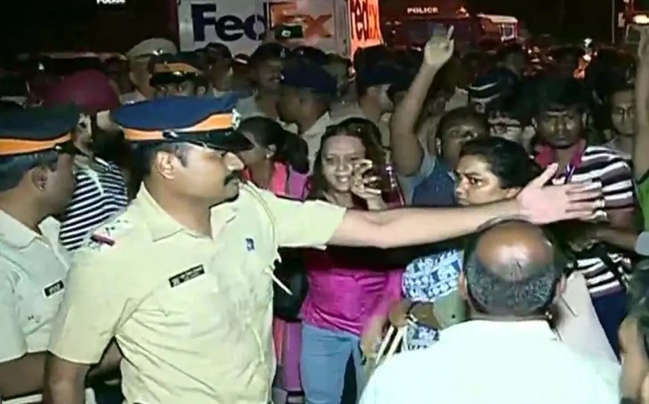 Mumbai के आरे कॉलोनी  में पेड़ों के कटाई को लेकर मचा बवाल, सड़कों पर उतरे लोग