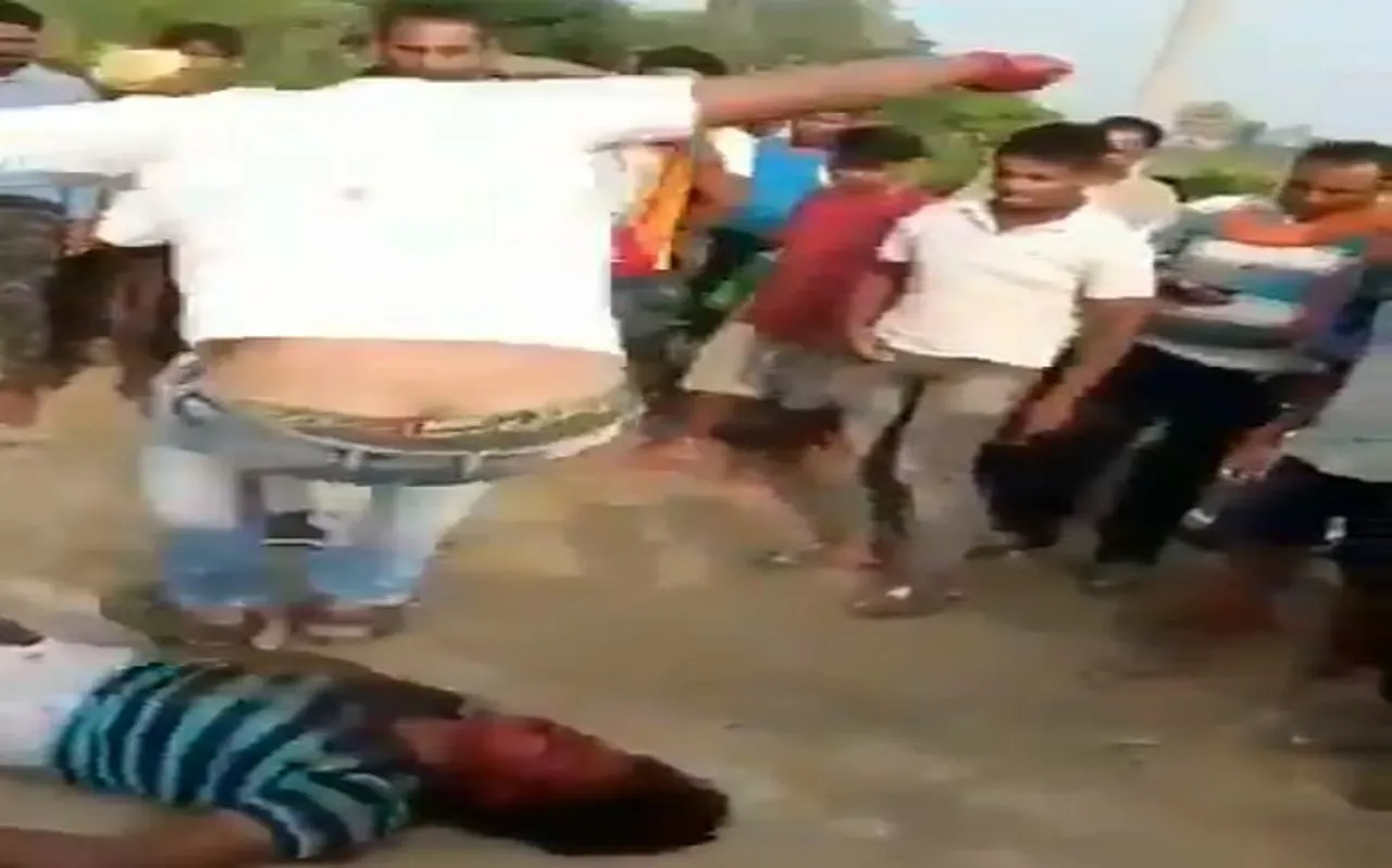 मॉब लिंचिंग: लोगों ने युवक को पुलिस के सामने पीटा, सीने पर चढ़कर लगाया 'जय श्रीराम' का नारा