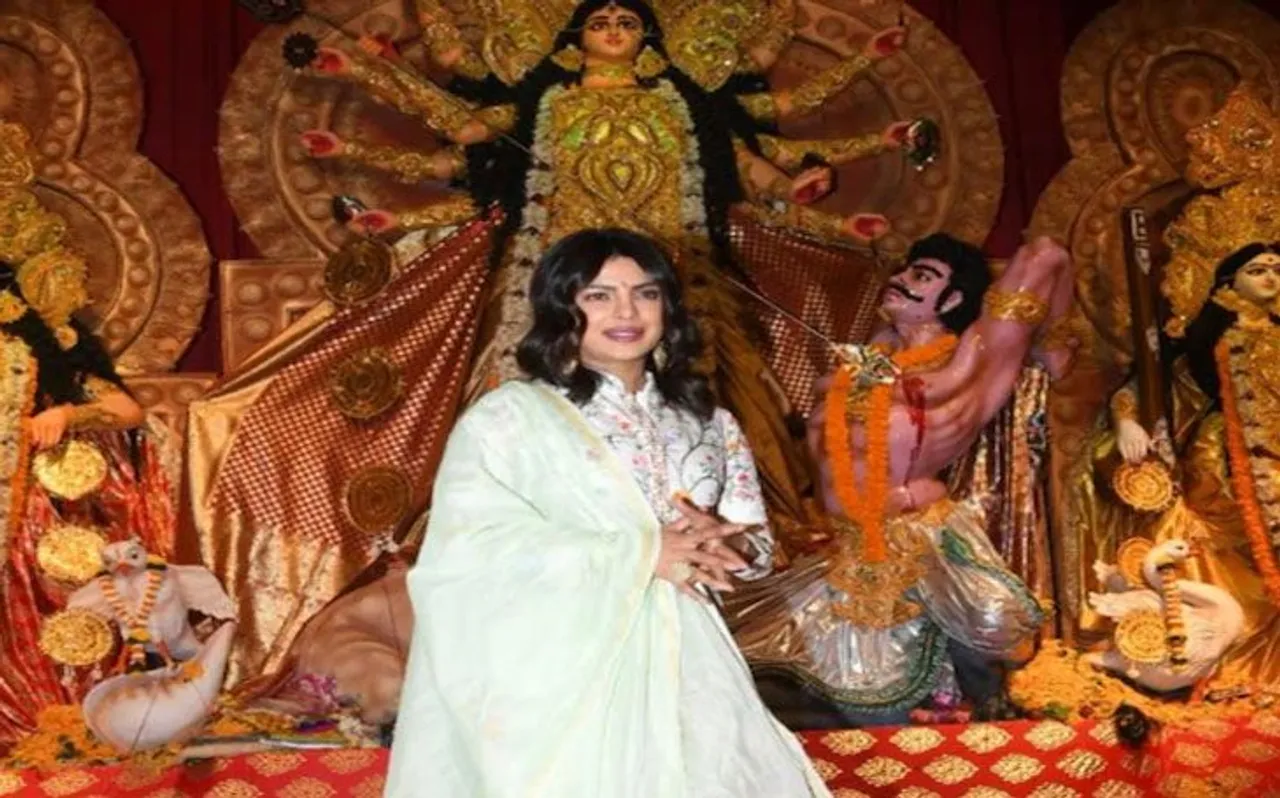 महाअष्टमी पर मां दुर्गा का आशीर्वाद लेने पहुंचे सेलेब्स, अमिताभ से लेकर प्रियंका आईं नजर, देखें VIDEO और PICS