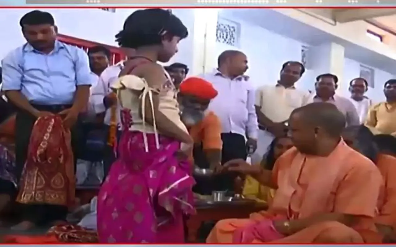 CM योगी ने नवरात्रि के आखिरी दिन कन्याओं को कराया भोज