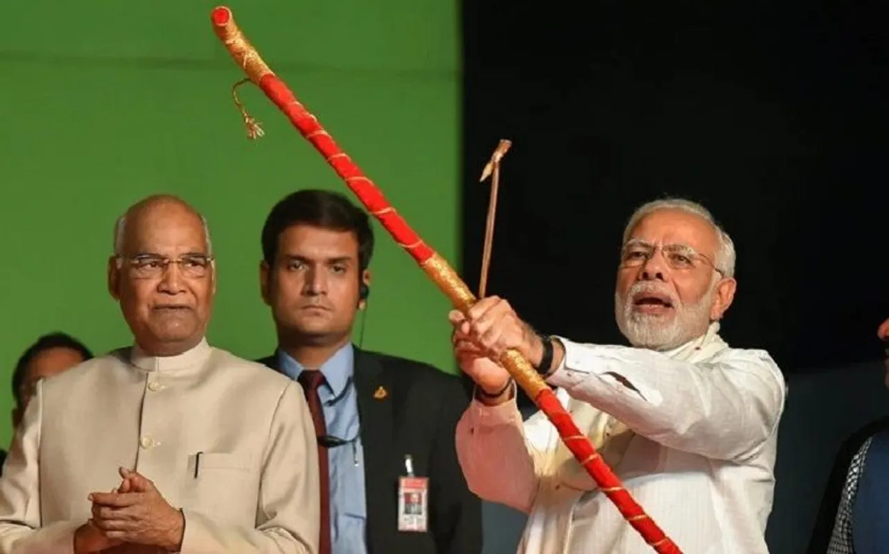 पीएम नरेंद्र मोदी ने द्वारका में किया रावण का दहन, कहा- अपने अंदर की असुरी शक्तियों को खत्म करें