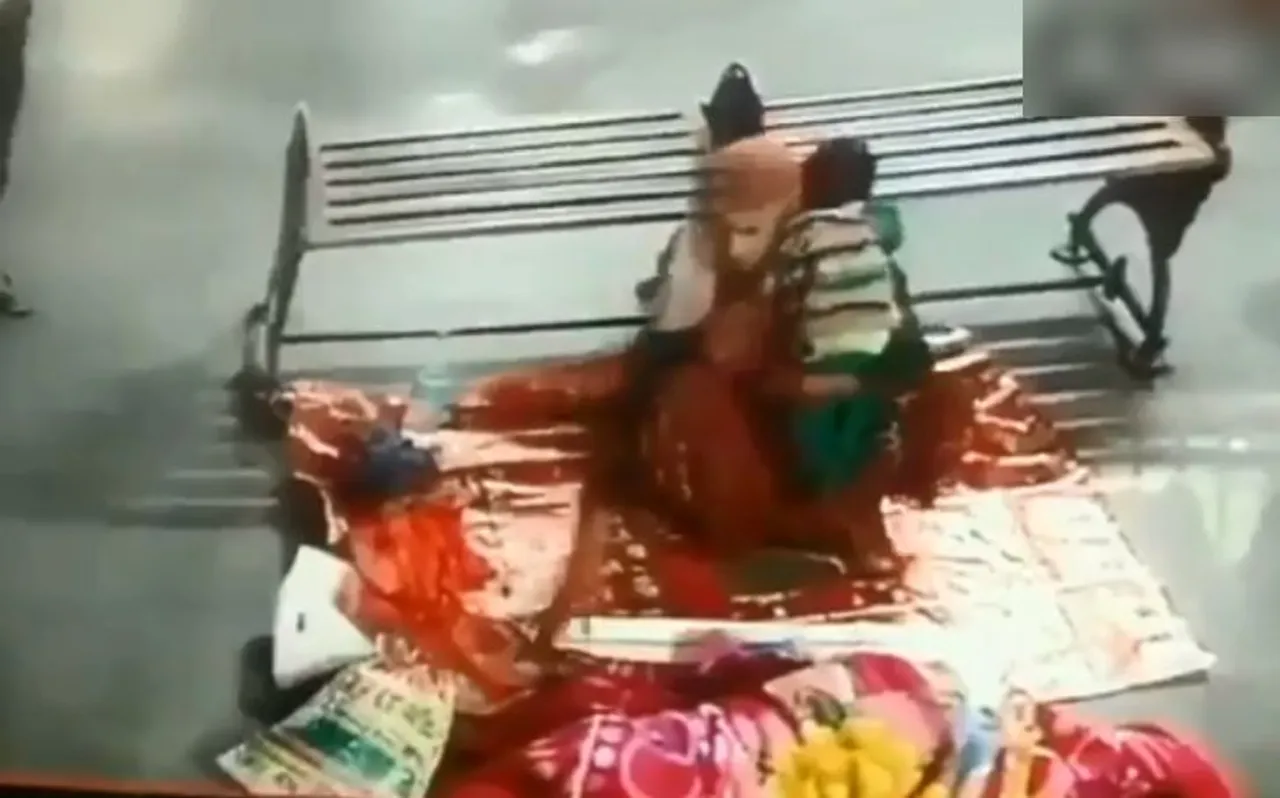 मुरादाबाद में बच्चा चोरी करते हुए महिला CCTV में हुई कैद, देखें VIDEO