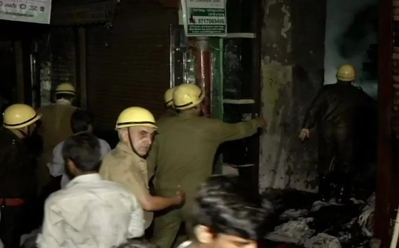 दरियागंज के एक टेंट हाउस में लगी भीषण आग, दमकल विभाग की 13 गाड़ियां मौके पर